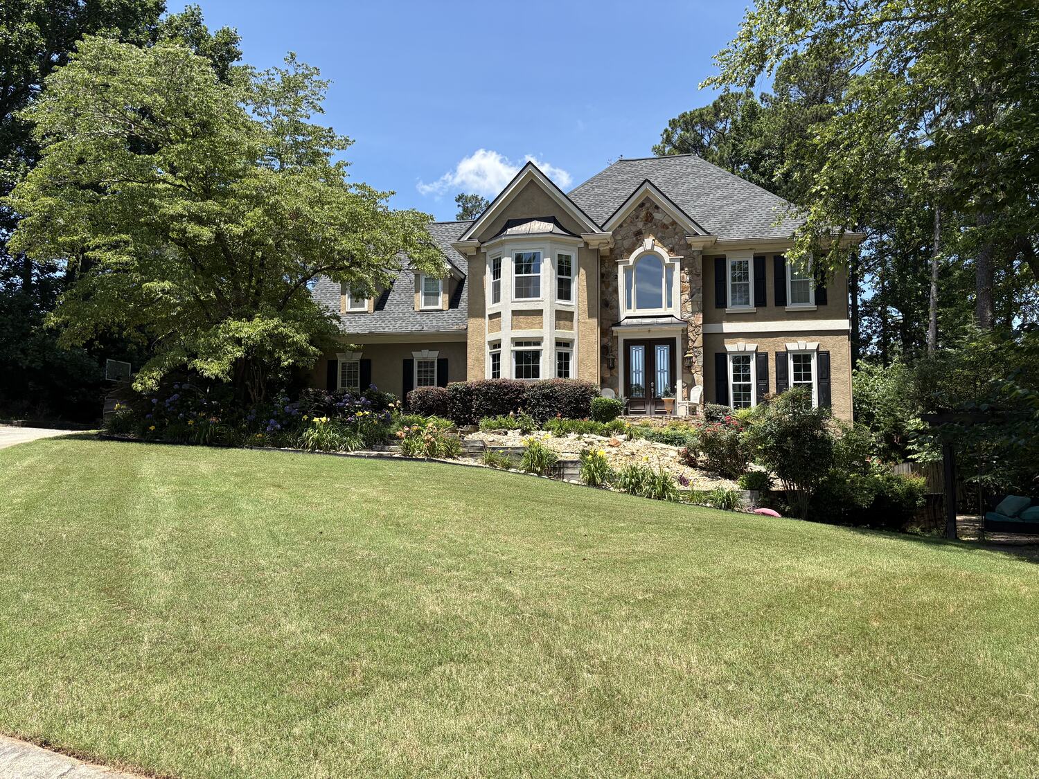 Front lawn in Acworth mowed and edged by Burnt Hickory Lawn & Garden